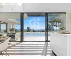Elegante villa contemporánea en primera línea de golf con vistas al mar en La