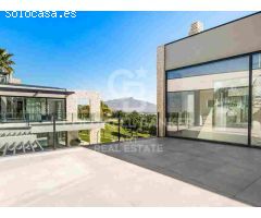 Elegante villa contemporánea en primera línea de golf con vistas al mar en La