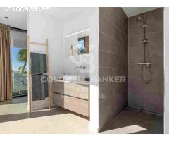 Elegante villa contemporánea en primera línea de golf con vistas al mar en La