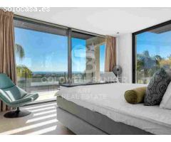 Elegante villa contemporánea en primera línea de golf con vistas al mar en La