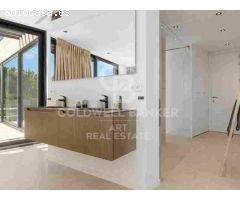 Elegante villa contemporánea en primera línea de golf con vistas al mar en La