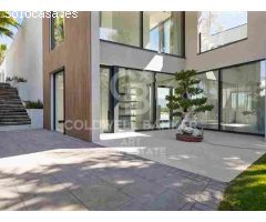Elegante villa contemporánea en primera línea de golf con vistas al mar en La