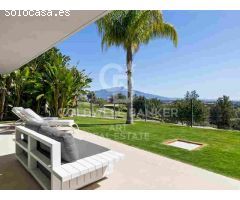 Elegante villa contemporánea en primera línea de golf con vistas al mar en La