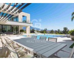 Elegante villa contemporánea en primera línea de golf con vistas al mar en La