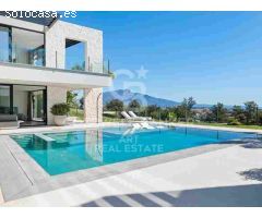 Elegante villa contemporánea en primera línea de golf con vistas al mar en La