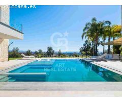 Elegante villa contemporánea en primera línea de golf con vistas al mar en La