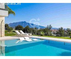 Elegante villa contemporánea en primera línea de golf con vistas al mar en La