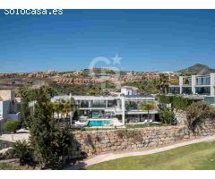 Elegante villa contemporánea en primera línea de golf con vistas al mar en La