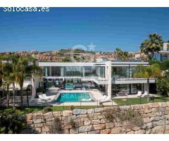 Elegante villa contemporánea en primera línea de golf con vistas al mar en La