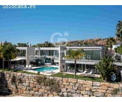 Elegante villa contemporánea en primera línea de golf con vistas al mar en La