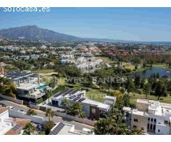 Elegante villa contemporánea en primera línea de golf con vistas al mar en La