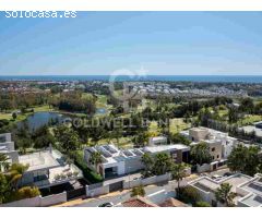 Elegante villa contemporánea en primera línea de golf con vistas al mar en La