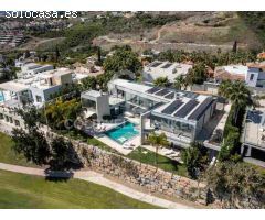 Elegante villa contemporánea en primera línea de golf con vistas al mar en La