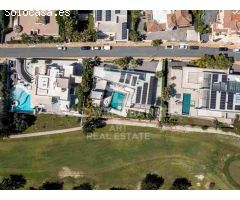 Elegante villa contemporánea en primera línea de golf con vistas al mar en La