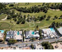Elegante villa contemporánea en primera línea de golf con vistas al mar en La
