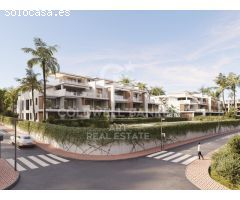 Lujosos bajos con jardín de 2 y 3 dormitorios en Estepona