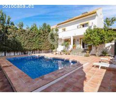 Encantadora casa adosada andaluza con piscina en San Pedro de Alcántara