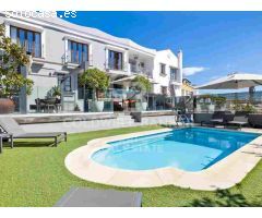 Elegante Adosado de 5 Dormitorios con Piscina Privada en La Perla de la Heredia,