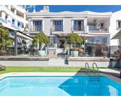 Elegante Adosado de 5 Dormitorios con Piscina Privada en La Perla de la Heredia,