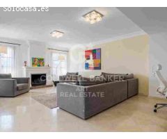 Elegante Adosado de 5 Dormitorios con Piscina Privada en La Perla de la Heredia,
