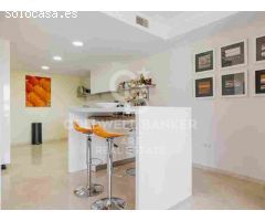 Elegante Adosado de 5 Dormitorios con Piscina Privada en La Perla de la Heredia,