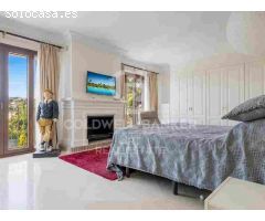 Elegante Adosado de 5 Dormitorios con Piscina Privada en La Perla de la Heredia,