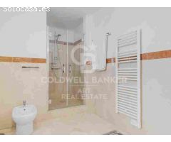 Elegante Adosado de 5 Dormitorios con Piscina Privada en La Perla de la Heredia,