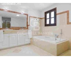 Elegante Adosado de 5 Dormitorios con Piscina Privada en La Perla de la Heredia,