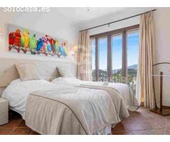 Elegante Adosado de 5 Dormitorios con Piscina Privada en La Perla de la Heredia,
