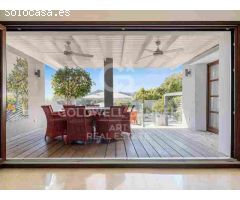 Elegante Adosado de 5 Dormitorios con Piscina Privada en La Perla de la Heredia,