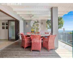 Elegante Adosado de 5 Dormitorios con Piscina Privada en La Perla de la Heredia,