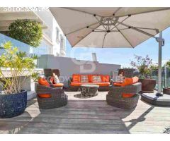 Elegante Adosado de 5 Dormitorios con Piscina Privada en La Perla de la Heredia,