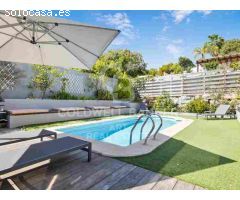 Elegante Adosado de 5 Dormitorios con Piscina Privada en La Perla de la Heredia,
