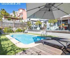 Elegante Adosado de 5 Dormitorios con Piscina Privada en La Perla de la Heredia,