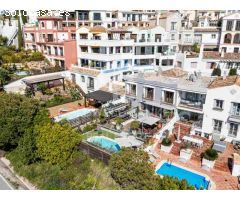 Elegante Adosado de 5 Dormitorios con Piscina Privada en La Perla de la Heredia,
