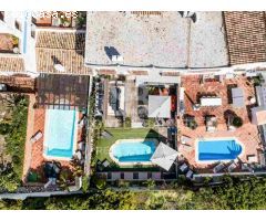 Elegante Adosado de 5 Dormitorios con Piscina Privada en La Perla de la Heredia,
