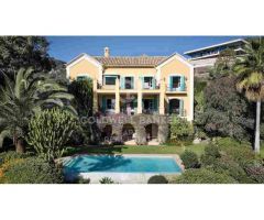 Elegante villa andaluza con vistas panorámicas al mar en El Madroñal, Benahavís