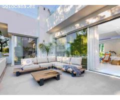 Elegante villa moderna con casa de invitados en el prime Nueva Andalucía,