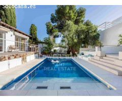 Elegante villa moderna con casa de invitados en el prime Nueva Andalucía,