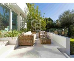 Elegante villa moderna con casa de invitados en el prime Nueva Andalucía,
