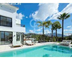 Villa mediterránea de lujo con vistas panorámicas en Los Arqueros
