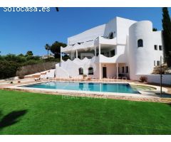 Villa independiente con vistas al golf y apartamento de invitados en Sotogrande