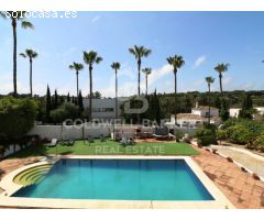 Villa independiente con vistas al golf y apartamento de invitados en Sotogrande