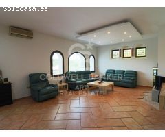 Villa independiente con vistas al golf y apartamento de invitados en Sotogrande