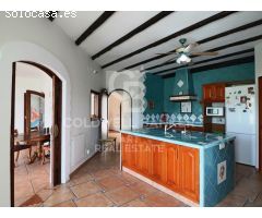 Villa independiente con vistas al golf y apartamento de invitados en Sotogrande