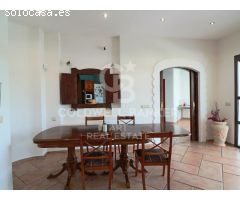 Villa independiente con vistas al golf y apartamento de invitados en Sotogrande