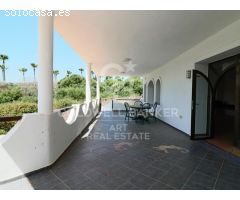 Villa independiente con vistas al golf y apartamento de invitados en Sotogrande