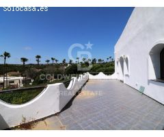Villa independiente con vistas al golf y apartamento de invitados en Sotogrande