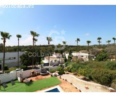 Villa independiente con vistas al golf y apartamento de invitados en Sotogrande