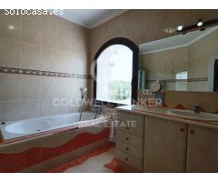 Villa independiente con vistas al golf y apartamento de invitados en Sotogrande